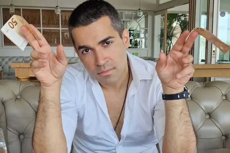 Ο Βασίλης Δήμας πετάει «50άρικα» και σατιρίζει την καθημερινότητα