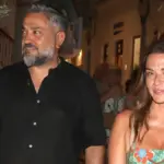 Βάσω Λασκαράκη: Με κομψό beach look σε σκάφος με καπετάνιο τον σύζυγό της
