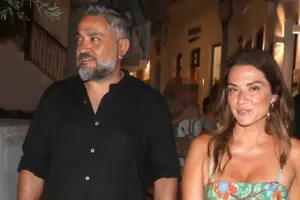 Βάσω Λασκαράκη: Με κομψό beach look σε σκάφος με καπετάνιο τον σύζυγό της