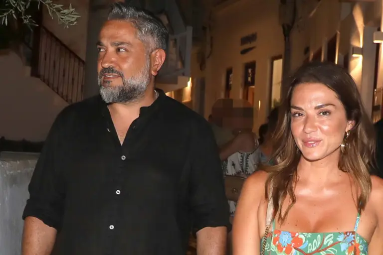 Βάσω Λασκαράκη: Με κομψό beach look σε σκάφος με καπετάνιο τον σύζυγό της
