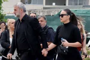 Βικτώρια Δέλλα: Αποφοίτησε από το σχολείο και συγκίνησε με το μήνυμα στον μπαμπά της