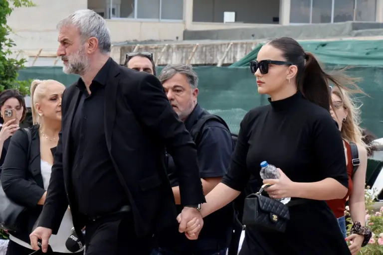 Βικτώρια Δέλλα: Αποφοίτησε από το σχολείο και συγκίνησε με το μήνυμα στον μπαμπά της