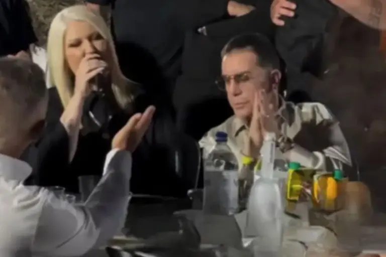 Στιγμή έκπληξη σε πανηγύρι: Η Χαρά Βέρρα τραγούδησε στο τραπέζι του Μαζωνάκη