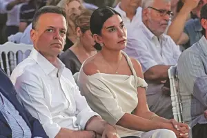 Χάρης Δούκας: Με την όμορφη σύζυγό του στη Σύμη