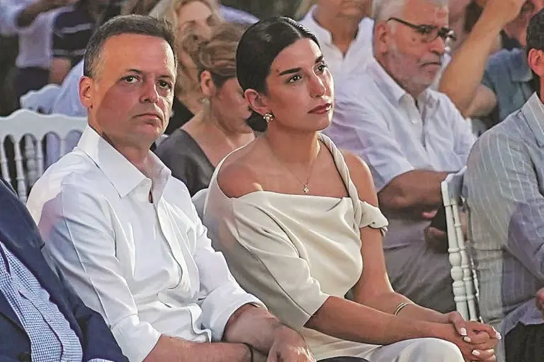 Χάρης Δούκας: Με την όμορφη σύζυγό του στη Σύμη