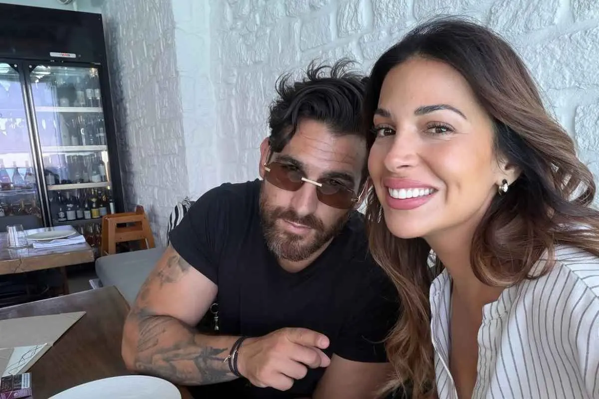 Η Ελένη Χατζίδου και ο Ετεοκλής Παύλου μίλησαν από τη Μύκονο για το αβέβαιο μέλλον της τηλεόρασης. 