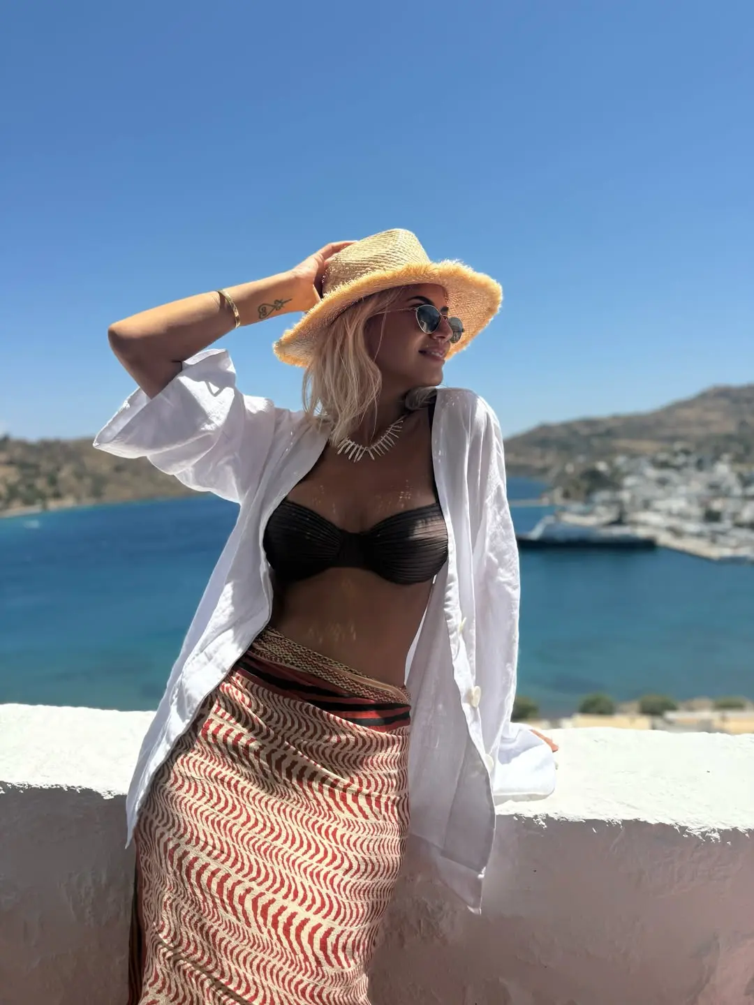 Η Χριστίνα Κοντοβά ποζάρει με μαγιο