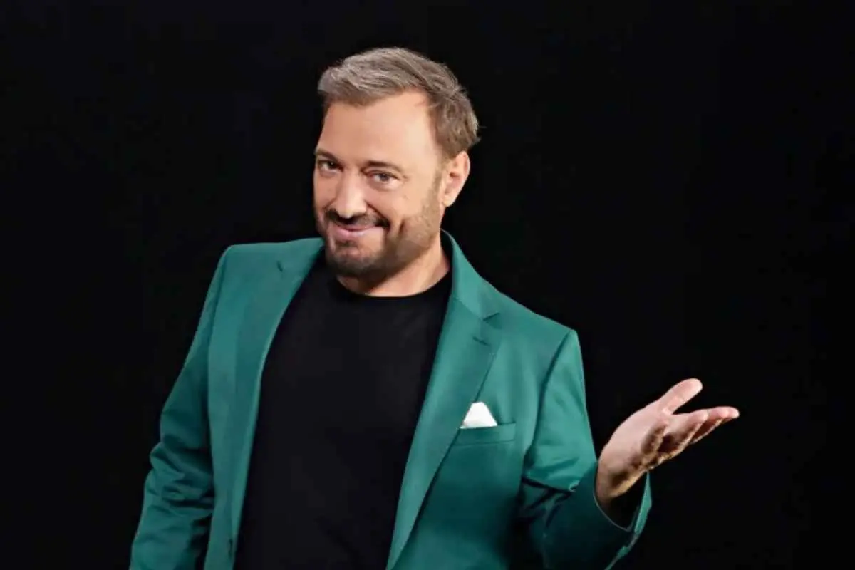 Ο παρουσιαστής επέστρεψε στην περιοχή όπου βρίσκεται το σχολείο στο οποίο φοίτησε