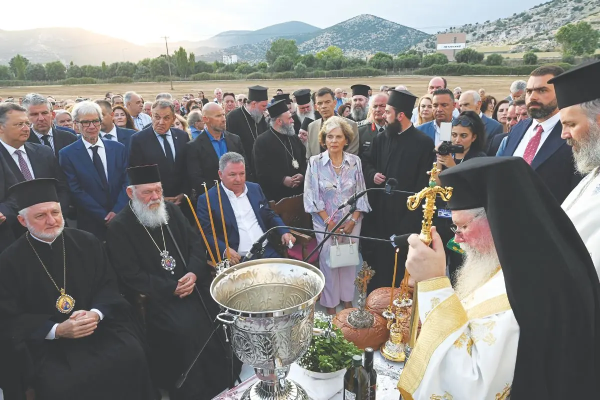 Ο κ. Λαυρεντιάδης έχοντας δίπλα του τους κ.κ. Ιερώνυμο και Ελπιδοφόρο και τη λατρεμένη μητέρα του