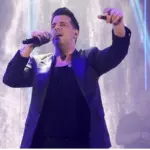 Ο Φέρρης διέκοψε συναυλία του και ρώτησε το κοινό αν του πάει το ντύσιμο