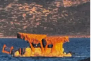 Σάλος στα Κουφονήσια: Συνελήφθη επιχειρηματίας για πλωτή καντίνα σε προστατευόμενη περιοχή