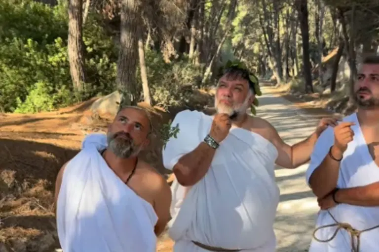 Αρχαίος Έλληνας ντύθηκε ο Γρηγόρης Αρναούτογλου