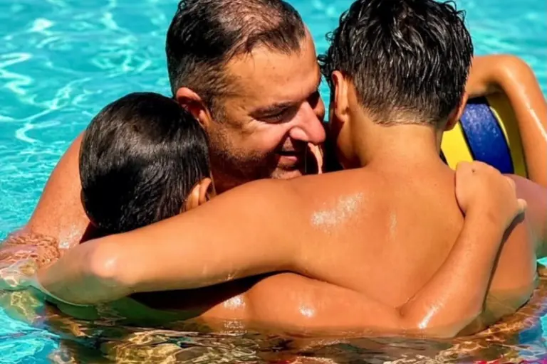 Στη Μύκονο με τον 15χρονο γιο του ο Γιώργος Λιάγκας – Βόλτα στα Ματογιάννια