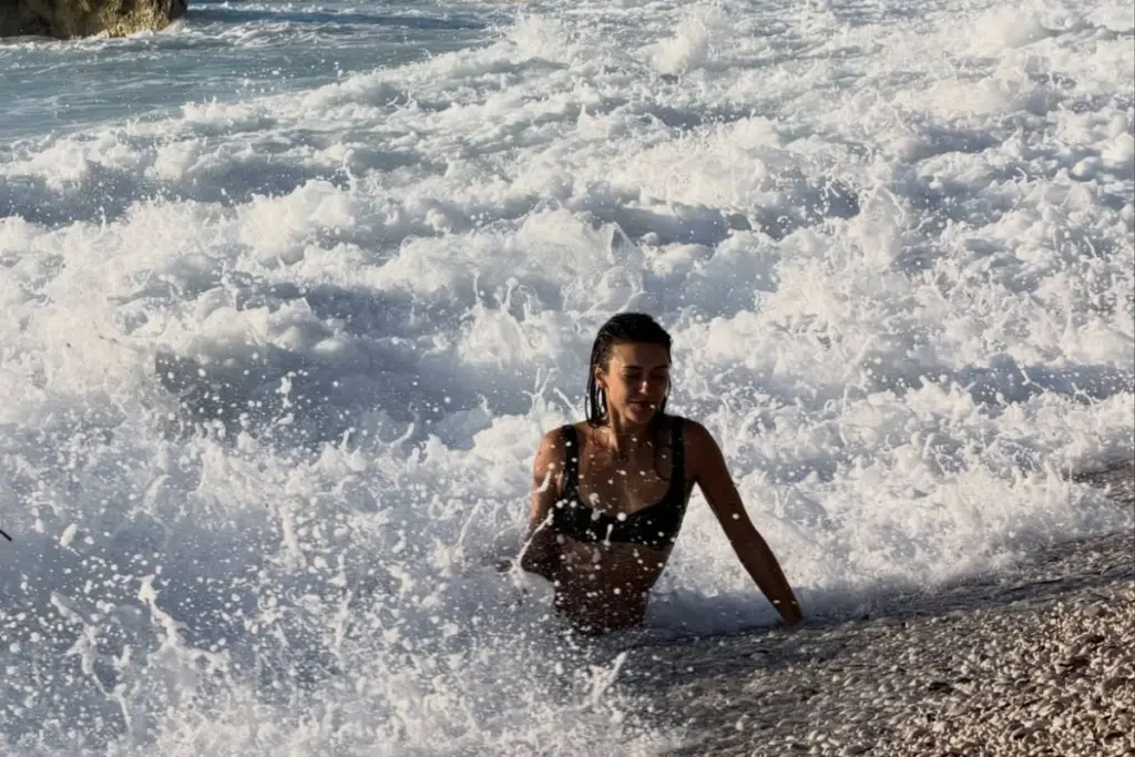 Καλοκαιρινές πόζες για την Κάτια Ταραμπάνκο με μαύρο μπικίνι στη Λευκάδα