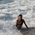 Καλοκαιρινές πόζες για την Κάτια Ταραμπάνκο με μαύρο μπικίνι στη Λευκάδα
