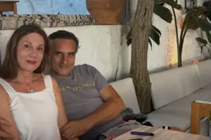 Καλοκαιρινή απόδραση στην Τήνο για τον Νίκο Ψαρρά και την Έλενα Καρακούλη