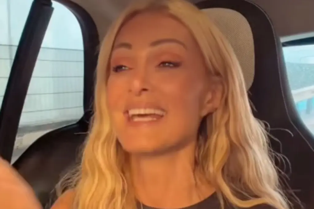 H Natasa theodoridu tragoudai sto autokinito