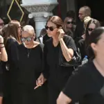 Κηδεία Δημήτρη Κόκοτα: Η εικόνα που συγκλόνισε – Υποβασταζόμενη και εμφανώς καταβεβλημένη η αδελφή του
