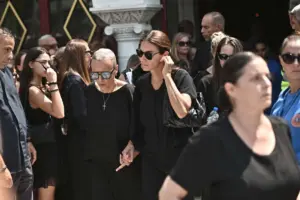 Κηδεία Δημήτρη Κόκοτα: Η εικόνα που συγκλόνισε – Υποβασταζόμενη και εμφανώς καταβεβλημένη η αδελφή του