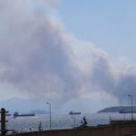Νέος συναγερμός στη Σαλαμίνα: Φωτιά στο παλιό πεδίο βολής πάνω από το ναύσταθμο