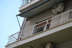 Κυψέλη: Τουλάχιστον 10 μαχαιριές στο βρέφος – Κάμερες και σεξουαλικά βοηθήματα στο διαμέρισμα