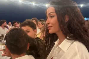 Ελένη Φουρέιρα: Παιχνίδια με τον γιο της, αγκαλιές με τον Μποτία και βόλτα σε πανηγύρι