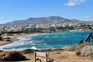Καιρός: Ζέστη και ισχυρά μελτέμια – Πού θα φτάσει τους 38°C ο υδράργυρος
