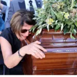 Νίκος Καλογερόπουλος:  Τραγικές φιγούρες η σύζυγος και ο γιος του στο τελευταίο «αντίο»