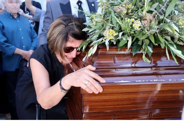 Νίκος Καλογερόπουλος: Τραγικές φιγούρες η σύζυγος και ο γιος του στο τελευταίο «αντίο»