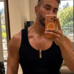 Νίκος Κοκλώνης: Η mirror selfie με το καλοκαιρινό look που τράβηξε τα βλέμματα