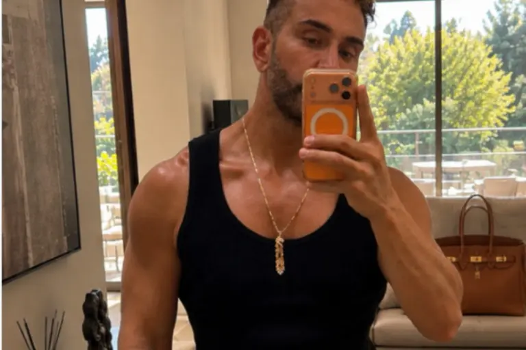 Νίκος Κοκλώνης: Η mirror selfie με το καλοκαιρινό look που τράβηξε τα βλέμματα