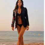 Σοφία Παθέκα: Το σέξι ανδρικό σακάκι του Δημήτρη Στρέπκου που έκλεψε τις εντυπώσεις στην παραλία
