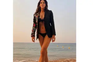 Σοφία Παθέκα: Το σέξι ανδρικό σακάκι του Δημήτρη Στρέπκου που έκλεψε τις εντυπώσεις στην παραλία
