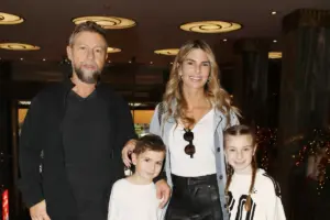 Νατάσα Σκαφίδα: Το τρυφερό φιλί με τον Γιάννη Βαρδή στα γενέθλιά της