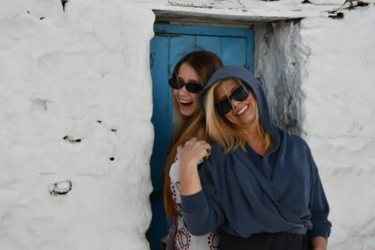 Ζήνα Κουτσελίνη: Άφησε την Πάρο και πήγε εσπευσμένα στη Νέα Υόρκη στην κόρη της