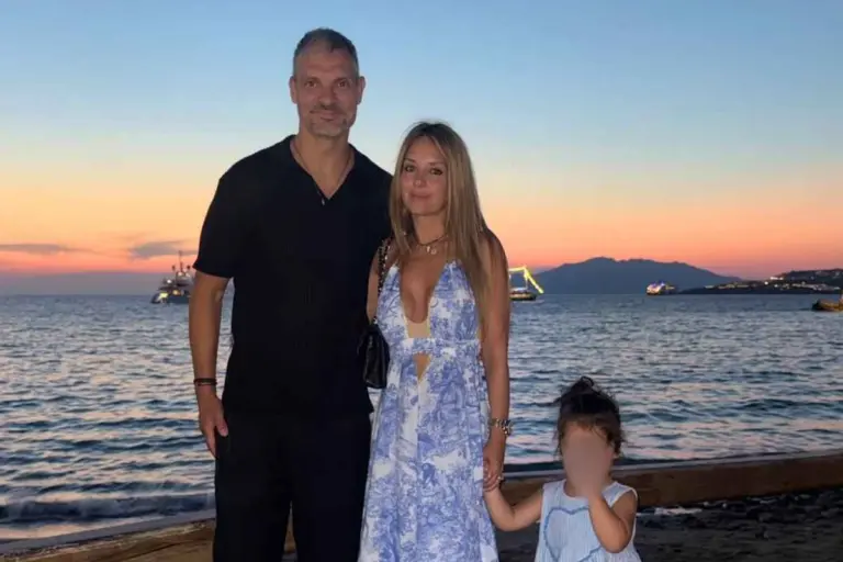 Άγγελος Χαριστέας: Η σπάνια οικογενειακή ανάρτηση με τη σύντροφό του και τις τρεις κόρες του