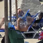 Δείτε ποιους γνωστούς ηθοποιούς εντοπίσαμε σε παραλία των Ψαρών