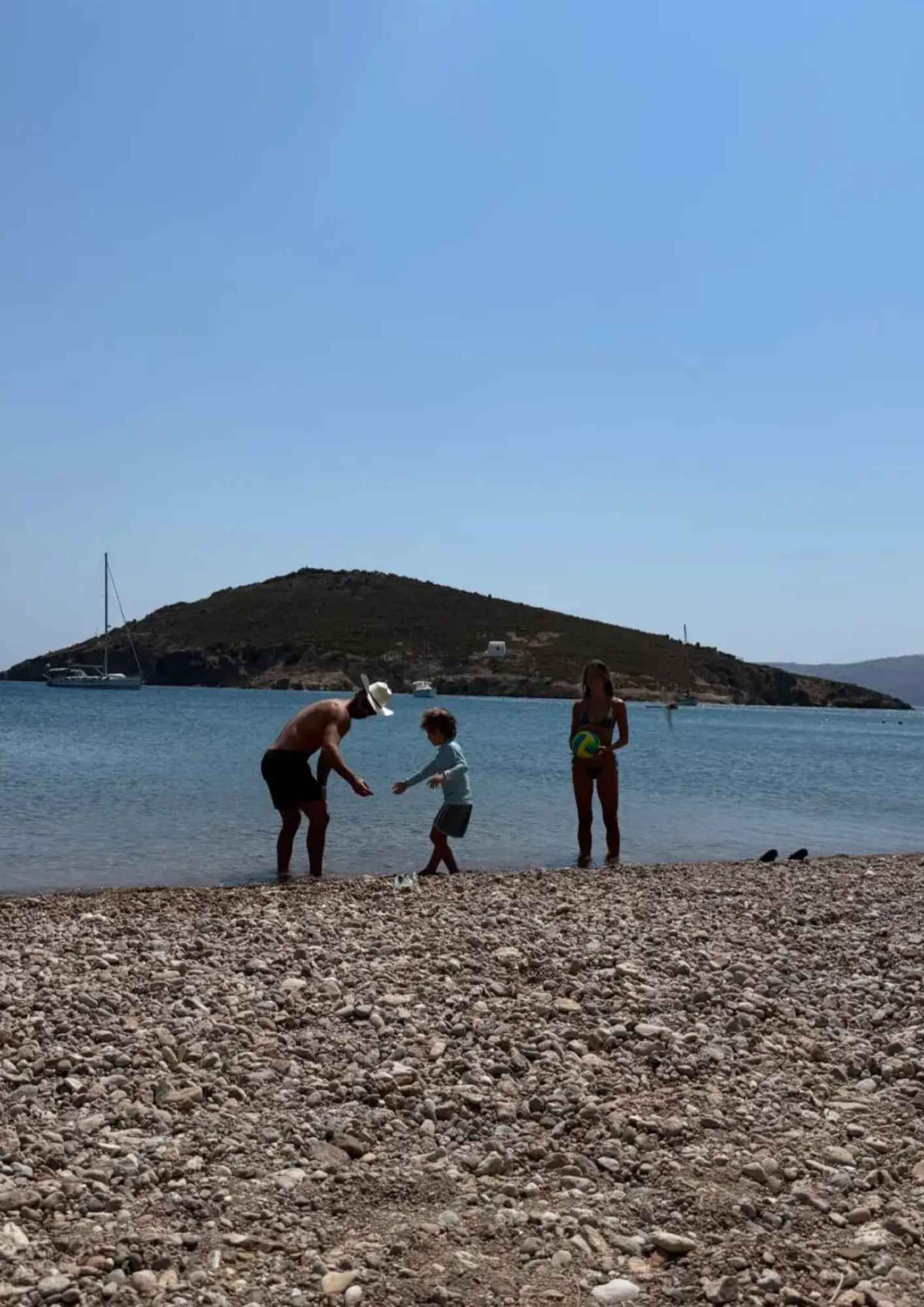 Η Αμαλία Κωστοπούλου περνά τις καλοκαιρινές διακοπές της μαζί με την οικογένειά της στην Πάτμο. Η Αμαλία Κωστοπούλου περνά τις καλοκαιρινές διακοπές της μαζί με την οικογένειά της στην Πάτμο.