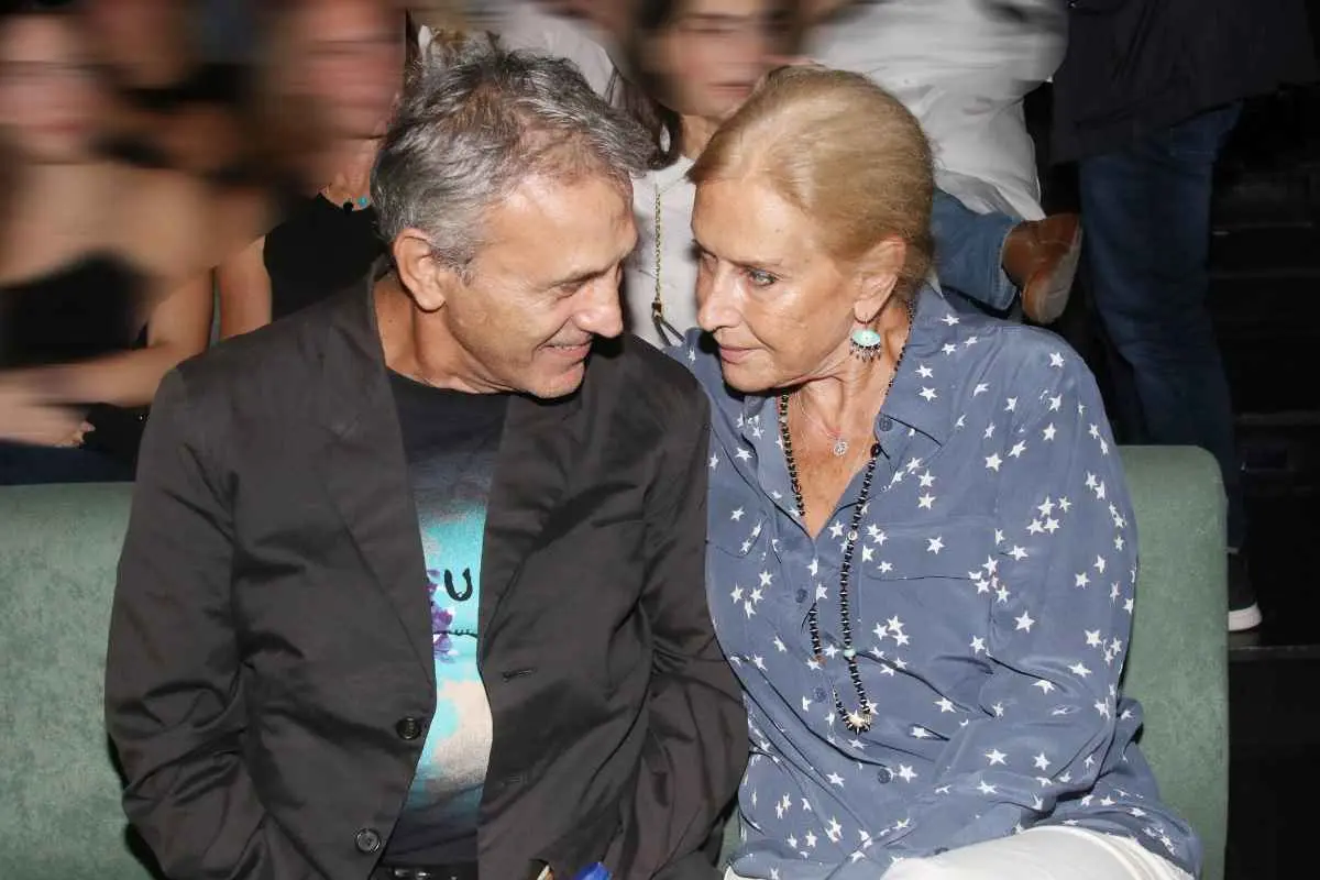Μια σπάνια ματιά στο εξοχικό του Γιώργου και της Άννας Νταλάρα στη Σύρο προσέφερε η Πέγκυ Σταθακοπούλου μέσα από πρόσφατη ανάρτησή της.