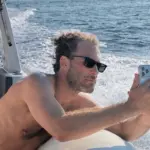 Σε σκάφος στην Αντίπαρο ο Αντίνοος Αλμπάνης