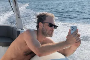 Σε σκάφος στην Αντίπαρο ο Αντίνοος Αλμπάνης