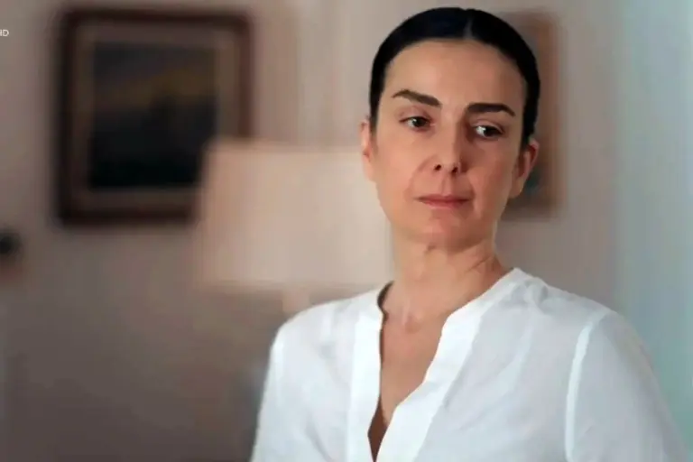 Θα πάθετε πλάκα! Η «Ιουλία» της σειράς «Μία νύχτα μόνο» κολάζει ποζάροντας με μπικίνι