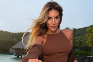 Αθηνά Οικονομάκου: Μας έδειξε το εντυπωσιακό σαλόνι του σπιτιού της στην Κηφισιά 