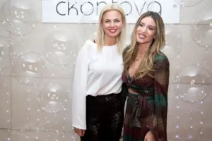Αθηνά Οικονομάκου – Χριστίνα Κοντοβά: Στη Μάνη με τα παιδιά τους