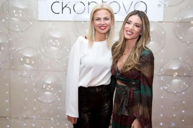 Αθηνά Οικονομάκου – Χριστίνα Κοντοβά: Στη Μάνη με τα παιδιά τους
