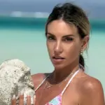 Αθηνά Οικονομάκου: «Αγκαλιά» με κοχύλια στη Γαλλική Πολυνησία