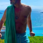 Σταρ του Χόλιγουντ και περιζήτητος εργένης είναι στην Ελλάδα για διακοπές