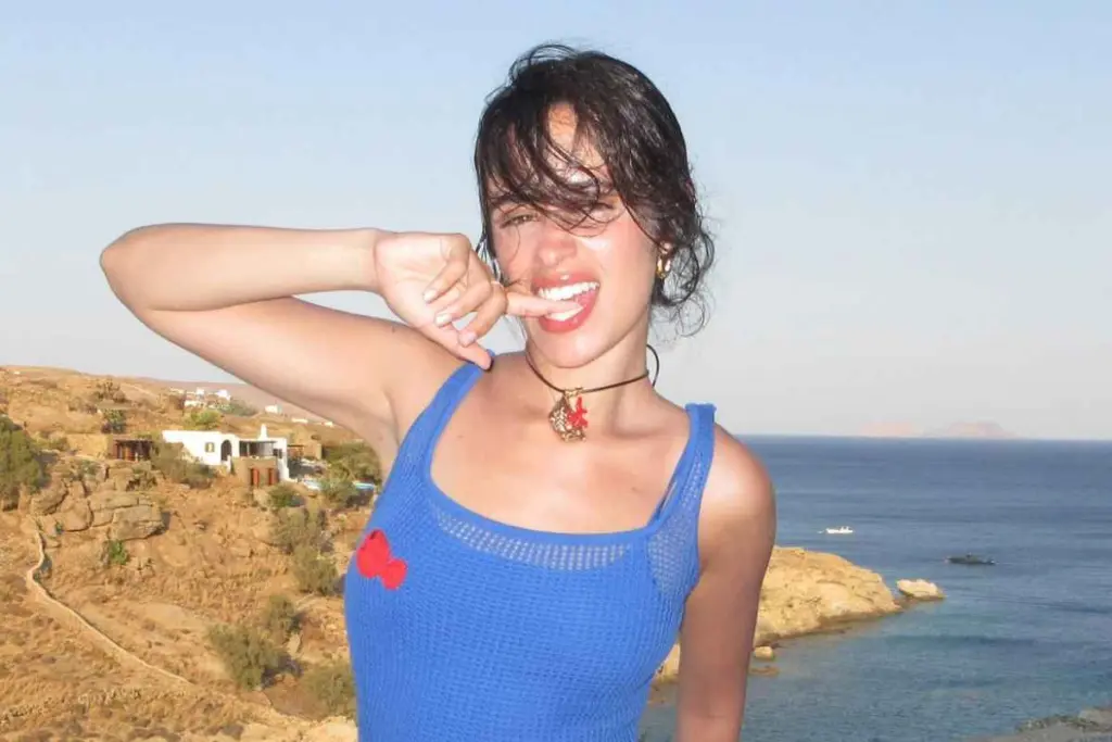 Η τραγουδίστρια απολαμβάνει τις καλοκαιρινές διακοπές της σε νησί των Κυκλάδων.