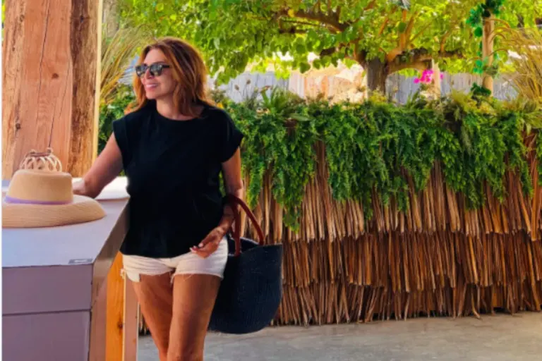 Μιμή Ντενίση: Το καλοκαιρινό της καταφύγιο στον Θεολόγο – Οι στιγμές με την κόρη και την αδελφή της