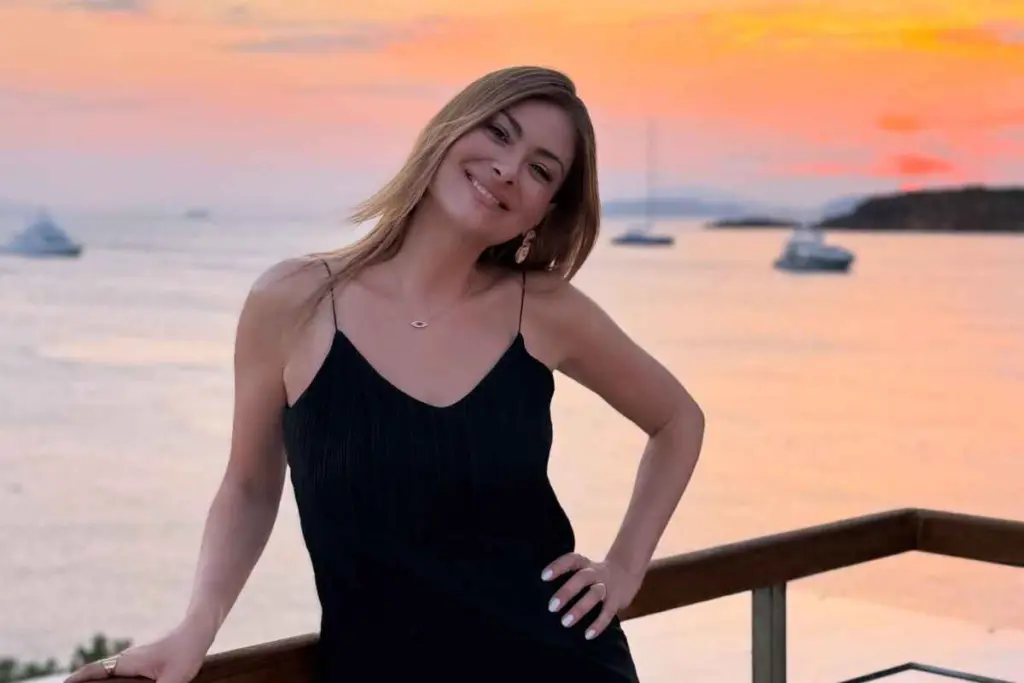 Η Δέσποινα Καμπούρη και μία από τις κόρες της αγκαλιάζουν τον Ανδρέα Καμπούρη στα γενέθλιά του.